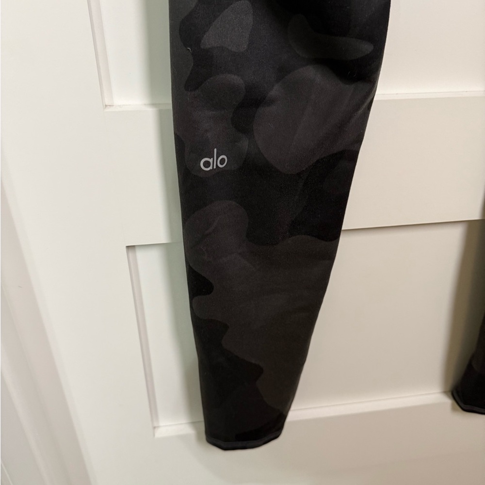 ALO Yoga Dark Camouflage Leggings - Picture 3 of 3